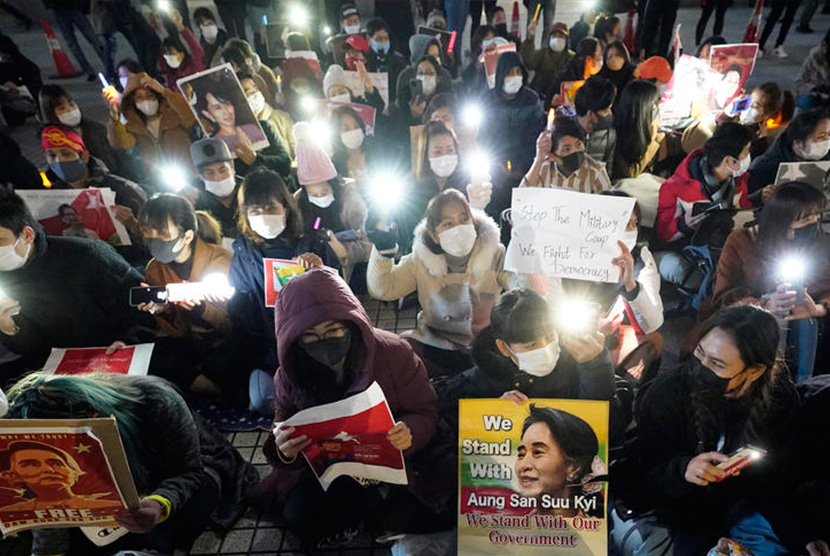 Warga Myanmar di Tokyo, Jepang pada 12 Februari 2021 melakukan aksi demonstrasi menentang kudeta di negaranya.  