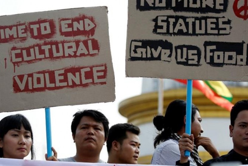Warga Myanmar memprotes pendirian patung Jenderal Aung San yang merupakan ayah dari Aung San Suu Kyi.