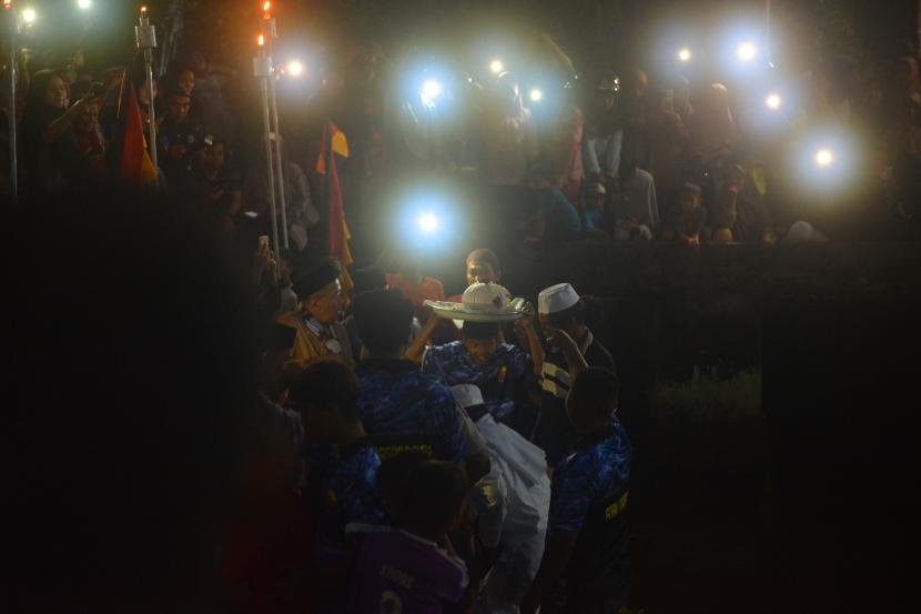 Warga Nagari Pasa melakukan prosesi mengambil tanah, di Pauh Pariaman, Sumatera Barat, Sabtu (30/7/2022). Prosesi Maambiak Tanah atau mengambil tanah itu mengawali rangkaian Festival Pesona Budaya Hoyak Tabuik Pariaman 2022, memperingati Hari Asyura (10 Muharram) 1444 Hijriyah. 