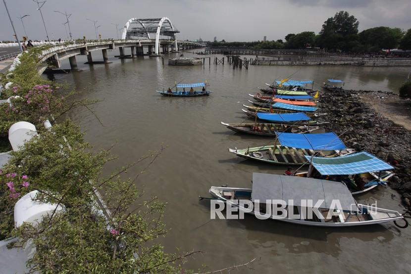 Warga naik perahu wisata di Pantai Kenjeran, Surabaya, Jawa Timur (ilustrasi)