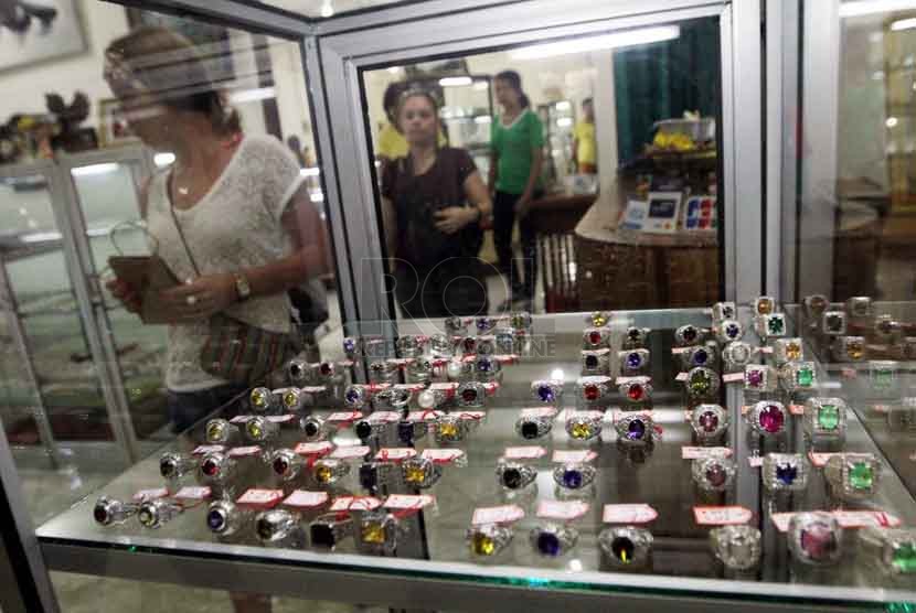 Warga negara asing melihat perhiasan perak yang dijual di salah satu toko di Ubud, Bali, Jumat (10/10). (Republika/ Yasin Habibi)