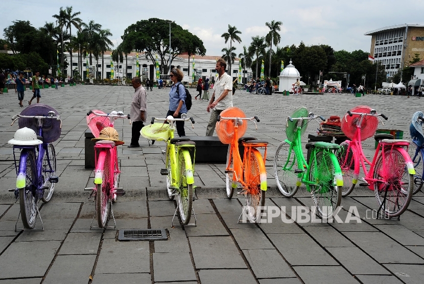Warga Negara Asing melintas saat mengunjungi kawasan wisata Kota Tua, Jakarta, Rabu (12\10).