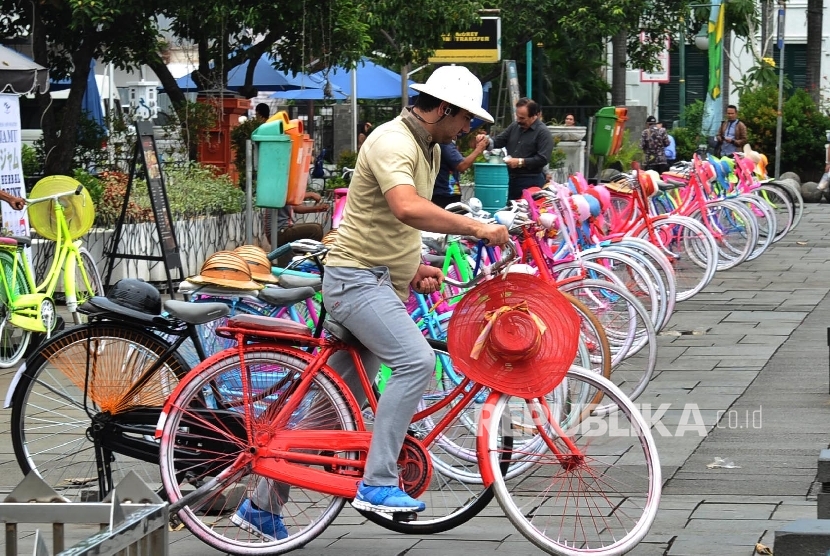 Warga Negara Asing menaiki sepeda onthel saat mengunjungi kawasan wisata Kota Tua, Jakarta, Rabu (12\10).