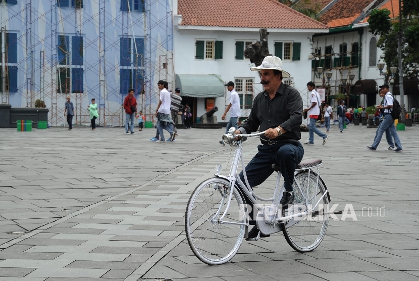 Warga Negara Asing menaiki sepeda onthel saat mengunjungi kawasan wisata Kota Tua, Jakarta, Rabu (12\10). 