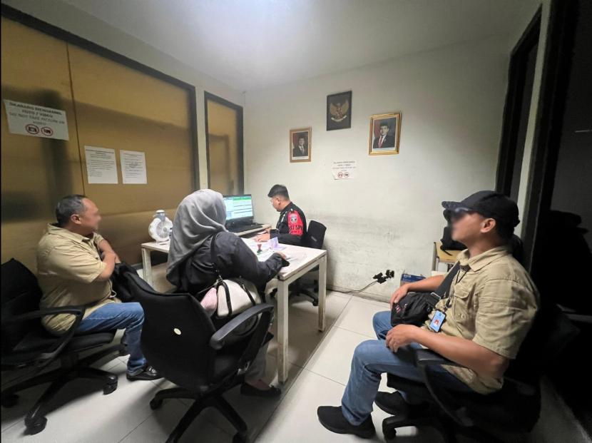 Warga negara asing (WNA) asal Filipina berinisial DRM dideportasi ke negara asalnya melalui Bandara Soekarno-Hatta, Jumat (25/10/2024). Ia dideportasi lantaran melanggar keimigrasian yaitu overstay atau tinggal melebihi masa berlaku izin tinggal. 