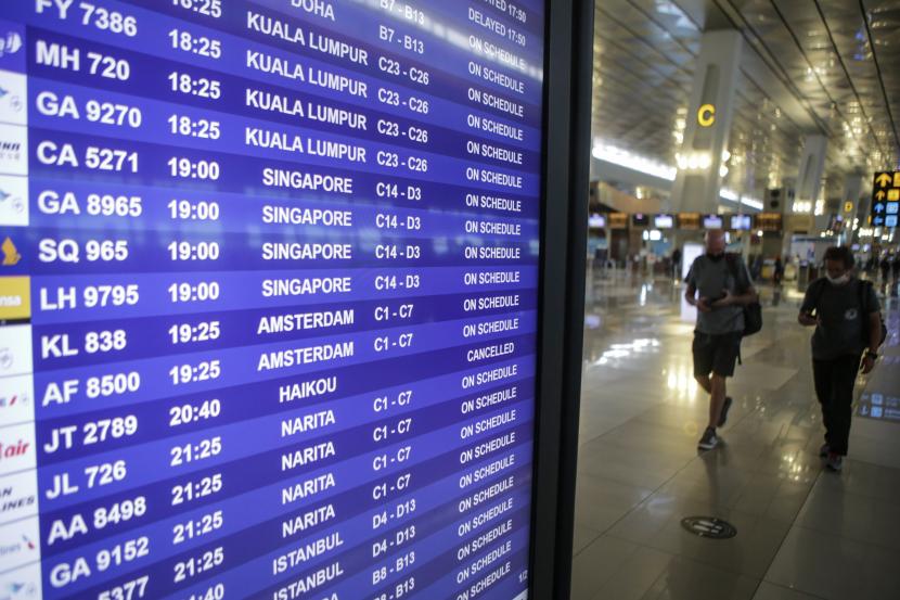 Warga Negara Asing (WNA) berjalan di Terminal 3 Bandara Internasional Soekarno-Hatta, Tangerang, Banten, Sabtu (4/12/2021). Pengamat penerbangan menyebut pemerintah perlu menutup sementara penerbangan internasional reguler menuju Indonesia menyusul temuan kasus omicron.