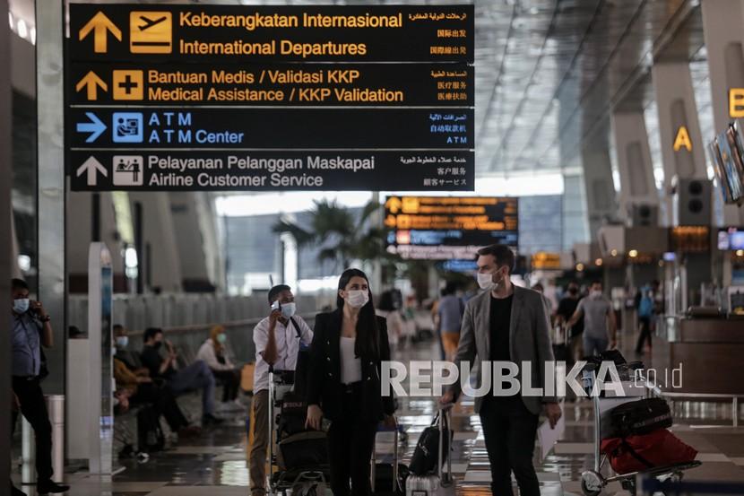 Warga Negara Asing (WNA) berjalan di Terminal 3 Bandara Internasional Soekarno-Hatta, Tangerang, Banten,