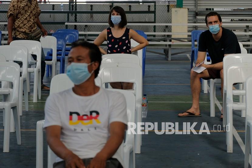 Warga Negara Asing (WNA) duduk menunggu giliran saat vaksinasi Covid-19 massal Menuju Sanur Zona Hijau di Bali International School, Sanur, Denpasar, Bali, beberapa waktu lalu. (ilustrasi)