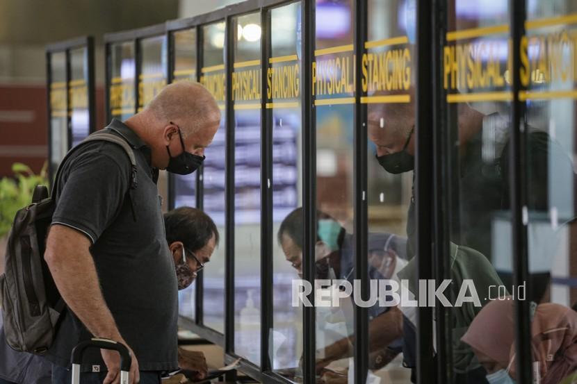 Warga Negara Asing (WNA) melakukan validasi dokumen penerbangan di area Terminal 3 Bandara Internasional Soekarno Hatta, Tangerang, Banten
