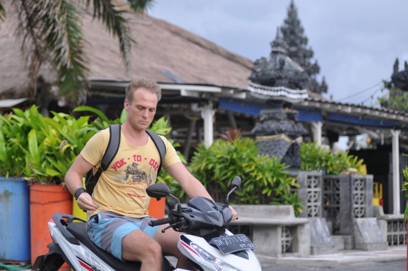 Warga negara asing (WNA) di Bali (ilustrasi). Rumah Detensi Imigrasi (Rudenim) Denpasar, Bali,mendeportasi dua warga negara asing (WNA) asal Nigeria di Bali karena mereka tidak mampu membayar denda, setelah tinggal melebihi masa berlaku visanya (overstay).