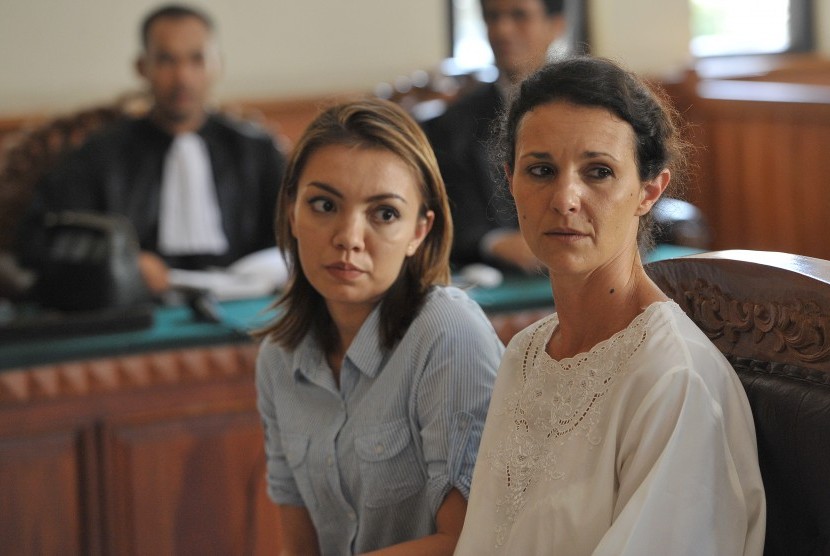 Warga negara Australia, Sara Connor (kanan) mendengarkan jawaban jaksa penuntut umum atas eksepsi penasihat hukumnya dalam sidang kasus pembunuhan polisi di Pengadilan Negeri Denpasar, Bali, Senin (21/11).