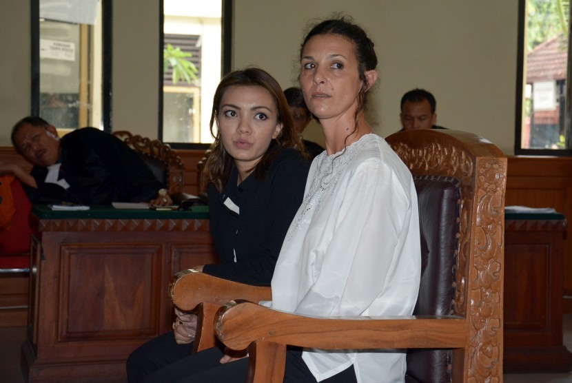 Warga negara Australia Sara Connor (kanan) yang menjadi terdakwa kasus pembunuhan polisi Aipda I Wayan Sudarsa, mendengarkan penjelaskan jaksa saat mengikuti sidang di Pengadilan Negeri Denpasar, Bali, Rabu (10/1). 