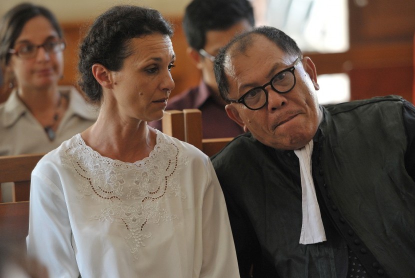 Warga negara Australia, Sara Connor (kiri) berunding dengan penasihat hukumnya dalam sidang kasus pembunuhan polisi di Pengadilan Negeri Denpasar, Bali, Senin (21/11).