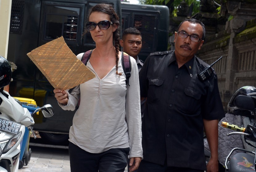 Warga negara Australia, Sara Connor (kiri) yang menjadi tersangka kasus pembunuhan polisi Aipda I Wayan Sudarsa digiring petugas kejaksaan menjelang sidang di Pengadilan Negeri Denpasar, Bali, Selasa (13/12). 