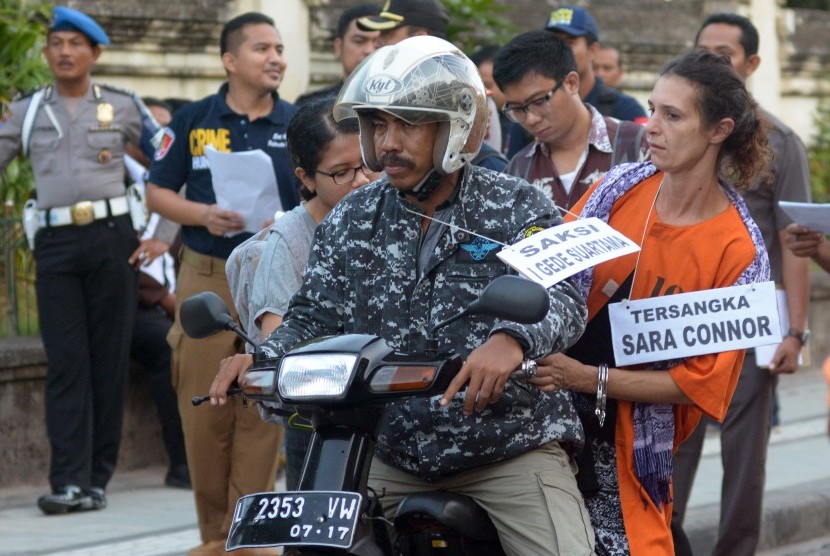 Warga negara Australia yang juga tersangka pembunuhan polisi, Sara Cannor naik ojek saat rekonstruksi di Pantai Legian, Bali, Rabu (31/8). 