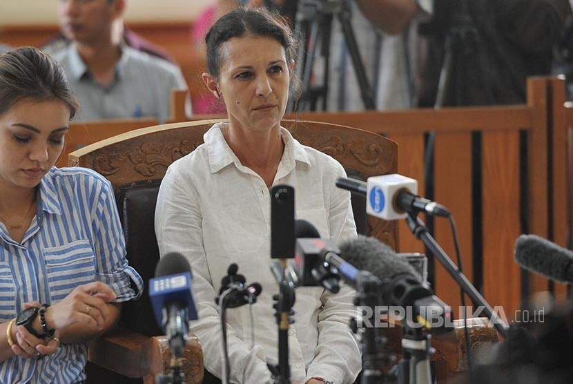 Warga negara Australia yang menjadi terdakwa dalam kasus pembunuhan polisi Bali, Sara Connor (kanan) mendengarkan putusan hakim dalam sidang di Pengadilan Negeri Denpasar, Bali.
