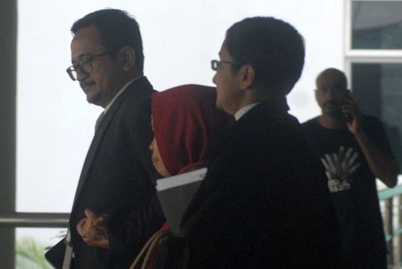 Warga negara Indonesia (WNI) Siti Aisyah (tengah) didampingi pengacaranya bergegas keluar seusai sidang kasus pembunuhan saudara tiri pemimpin Korea Utara, Kim Jong-Nam di Mahkamah Tinggi Shah Alam, Selangor, Malaysia, Senin (11/3/2019).