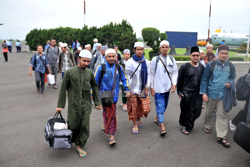 Warga Negara Indonesia (WNI) yang dievakuasi dari Yaman tiba di Base Operation Landasan Udara Halim Perdanakusuma, Jakarta, Senin (13/4). (Republika/Rakhmawaty La'lang)