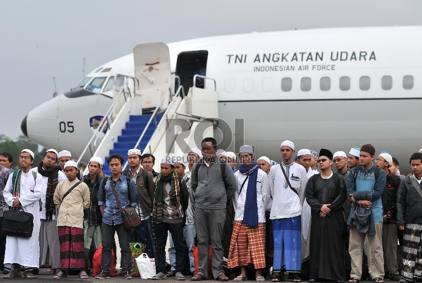 Warga Negara Indonesia (WNI) yang dievakuasi dari Yaman tiba di Base Operation Landasan Udara Halim Perdanakusuma, Jakarta, Senin (13/4). (Republika/Rakhmawaty La'lang)