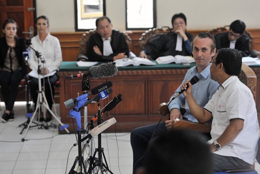 Warga negara Inggris, David Taylor (kedua kanan) memberi keterangan di persidangan kasus pembunuhan polisi Bali dengan terdakwa warga Australia, Sara Connor (kedua kiri) di Pengadilan Negeri Denpasar, Bali, Selasa (24/1). 