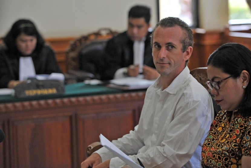 Warga negara Inggris, David Taylor (kedua kanan) yang menjadi terdakwa kasus pembunuhan polisi, mendengarkan dakwaan saat mengikuti sidang pertamanya di Pengadilan Negeri Denpasar, Bali, Rabu (9/11). 