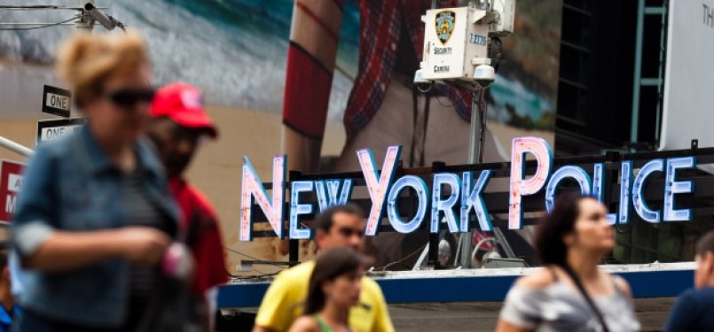 Warga New York beraktifitas di bawah kamera pengintai NYPD di Times Square, New York.