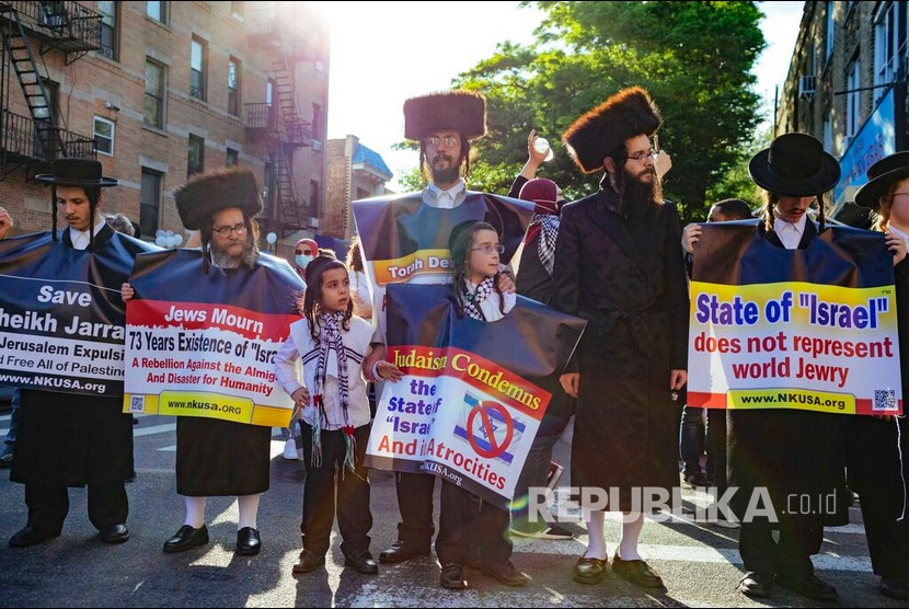 Sejumlah warga Yahudi ortodoks turun ke jalan menggelar aksi dukungan untuk rakyat Palestina dari agresi Israel, di New York, Sabtu (15/5) waktu setempat.