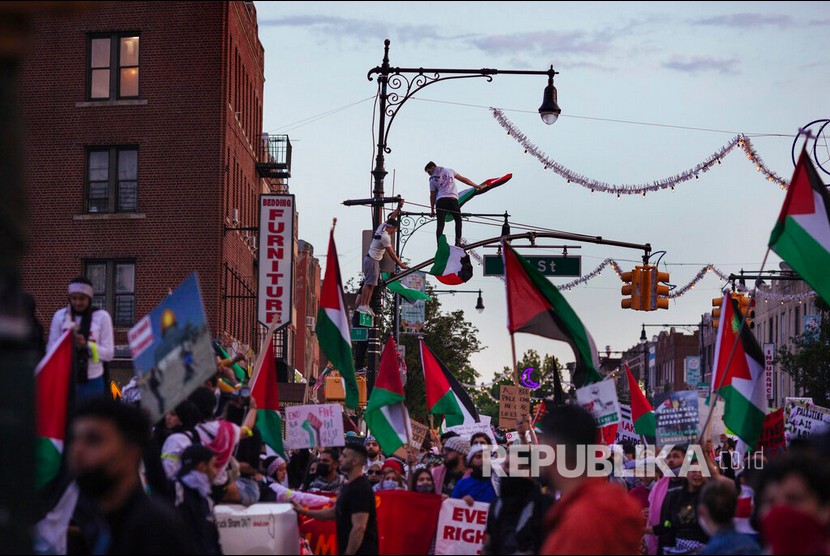 Warga New York turun ke jalan menggelar aksi dukungan untuk rakyat Palestina dari agresi Israel, New York, Sabtu (15/5) waktu setempat.