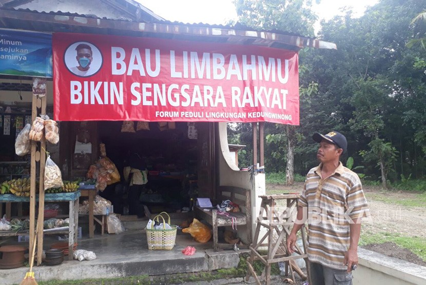 warga Nguter Sukoharjo memasang spanduk bertuliskan penolakan terhadap bau busuk dari PT  Rayon Utama Makmur.