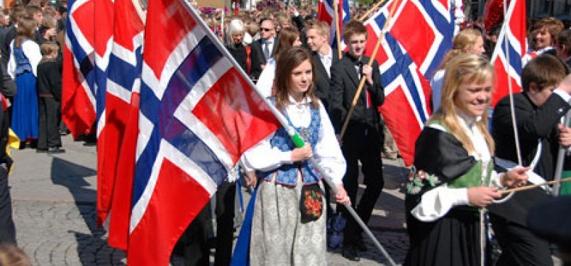 Warga Norwegia dalam suatu pawai, ilustrasi