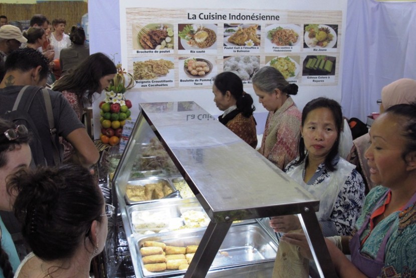 Warga Noumea, New Caledonia, menikmati stan kuliner Indonesia dalam pameran gastronomi.