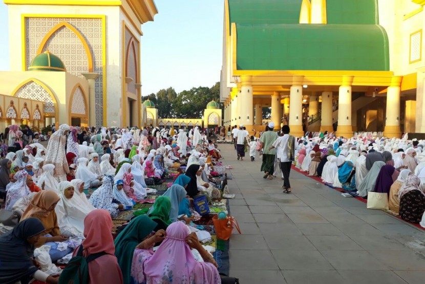 Warga NTB khususnya yang berada di Kota Mataram, memadati Masjid Hubbul Wathan, Kompleks Islamic Center NTB untuk menunaikan ibadah shalat Idul Adha pada Jumat (1/9) pagi. 