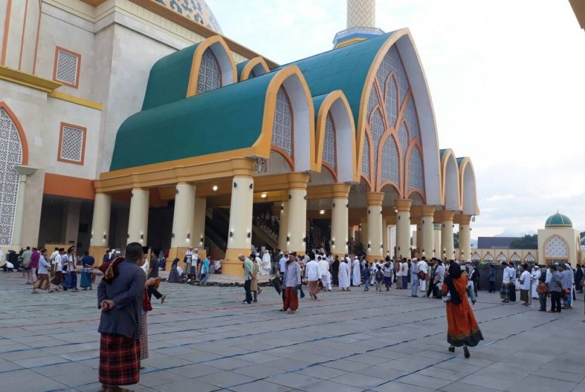Warga NTB shalat di Masjid Hubbul Wathan.