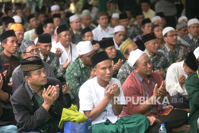 PBNU menyesalkan penggunaan mars 1 Abad NU untuk kepentingan Partai Kebangkitan Bangsa (PKB). (Foto: masyarakat sedang berdoa dalam sebuah acara yang diselenggarakan PBNU).