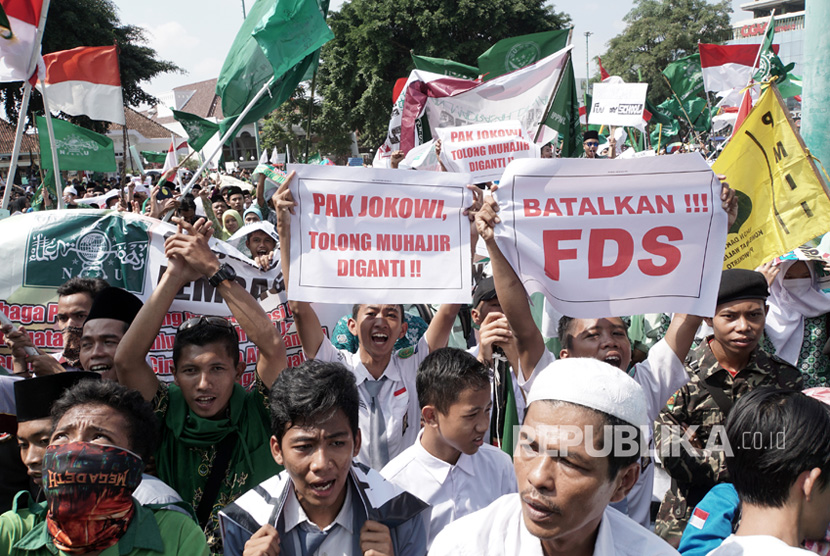 Warga NU Kabupaten Banyumas melakukan unjuk rasa menolak penerapan program Lima Hari Sekolah atau Full Day School (FDS), di Alun-alun Purwokerto, Banyumas, Jawa Tengah, Senin (7/8). 