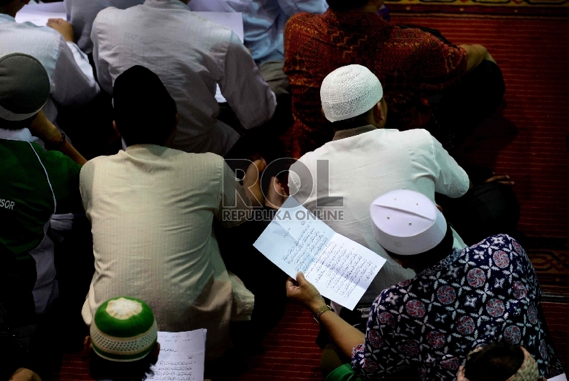 Warga NU menghadiri Pembukaan Musyawarah Nasional (Munas) Alim Ulama Nahdlatul Ulama di Masjid Istiqlal, Jakarta, Ahad (14/6).(Republika/Wihdan Hidayat)