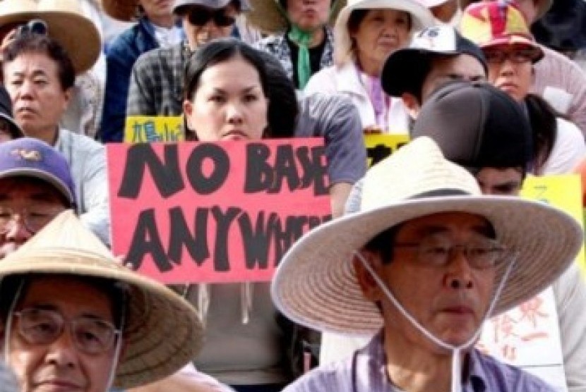 Warga Okinawa memprotes pembangunan pangkalan militer AS