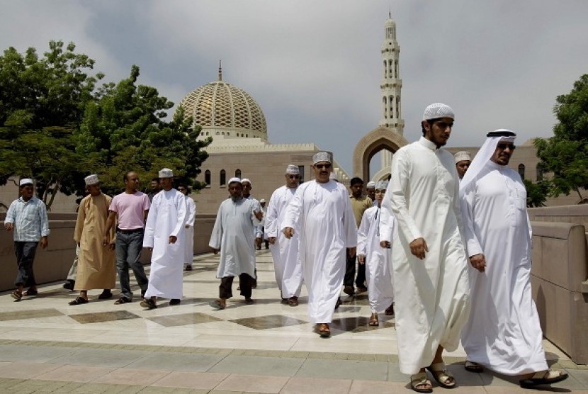 Warga Oman keluar dari Sultan Qaboos Grand Mosque usai melaksanakan salat Jumat