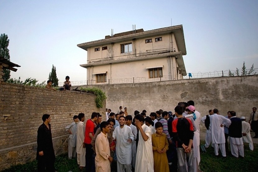 Warga Pakistan berkumpul di tempat depan tempat tinggal terakhir Usamah bin Ladin setelah penyerangan