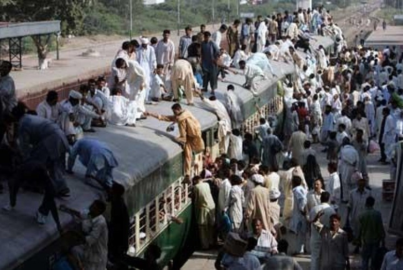 Warga Pakistan memadati kereta api yang membawa mereka ke kampung halaman untuk merayakan Idul Fitri.