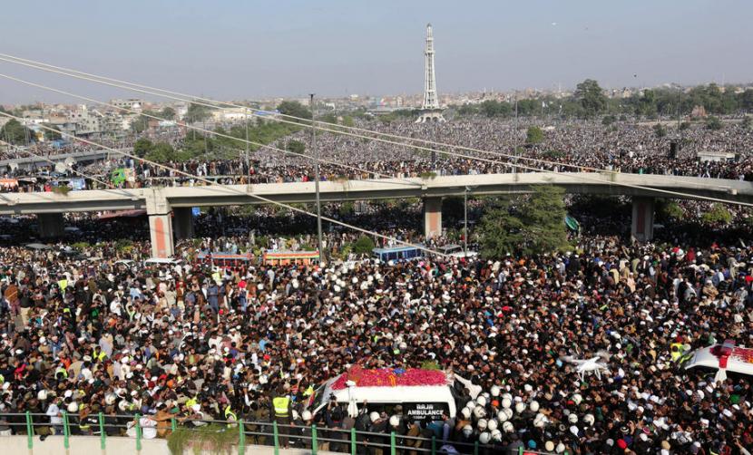  Warga Pakistan ramai-ramai menghadiri prosesi pemakaman ulama Tehreek Labbaik Ya Rasool Allah (TLYRA), Khadim Hussain Rizvi, Sabtu (21/11). 