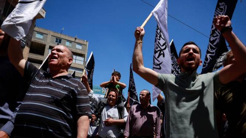 Warga Palestina ambil bagian dalam protes solidaritas terhadap warga Palestina di Gaza, di Ramallah, Tepi Barat yang diduduki Israel, 24 Mei 2024. Pengunjuk rasa minta negara Muslim lakukan intervensi militer. 
