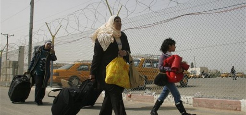 Warga Palestina baru pulang dari Mesir lewat perbatasan Pintu Rafah.