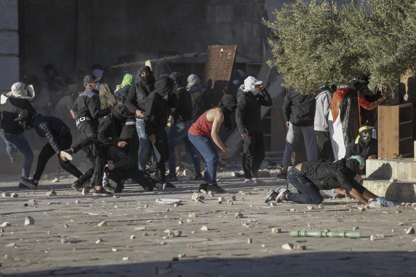 Warga Palestina bentrok dengan pasukan keamanan Israel di kompleks Masjid Al Aqsa di Kota Tua Yerusalem Jumat, 15 April 2022. Hizbullah: Akan ada Perlawanan untuk Setiap Kerusakan Masjid Al Aqsa