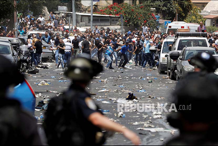 Warga Palestina bentrok dengan polisi Israel. (ilustrasi).