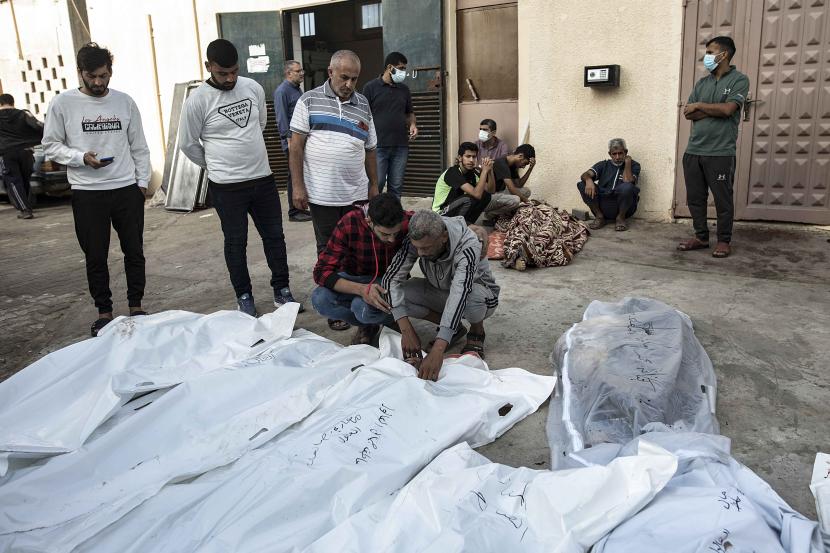 Warga Palestina berduka atas jenazah kerabat mereka yang tewas dalam serangan udara Israel di kamp pengungsi Maghazi, di Rumah Sakit Martir Al-Aqsa, di Jalur Gaza tengah.