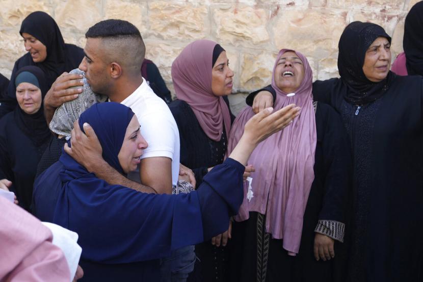 Warga Palestina berduka atas Kamel Alawnah, yang ditembak oleh pasukan Israel sehari sebelumnya, menurut Kementerian Kesehatan Palestina, di desa Jaba, dekat kota Jenin, Tepi Barat, Minggu, 3 Juli 2022. Pasukan Pertahanan Israel mengatakan a tersangka melemparkan bom molotov ke tentara IDF di Jaba, yang membalas dengan tembakan langsung.