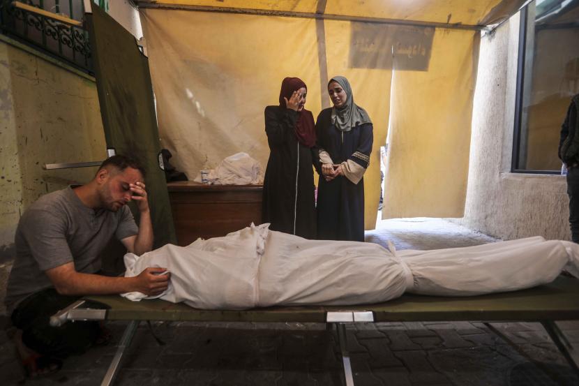 Warga Palestina berduka atas kematian kerabat mereka dalam pemboman Israel di Jalur Gaza, di sebuah rumah sakit di Rafah.