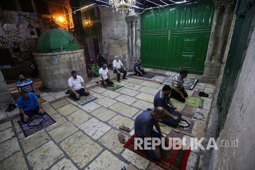 Pascadibuka Selasa (27/5), lusinan warga Palestina melakukan sholat subuh di Masjid Ibrahimi. Ilustrasi.