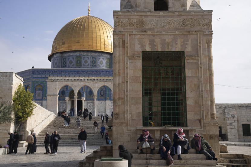 Warga Palestina beristirahat di tangga kompleks Masjid Al-Aqsa, yang oleh umat Islam dikenal sebagai Tempat Suci Mulia dan oleh orang Yahudi sebagai Temple Mount, di Kota Tua Yerusalem, Selasa, 3 Januari 2023.